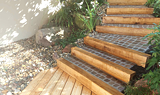 Treppenaufgang Kombination Holz u. Natursteinpflaster